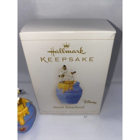 HALLMARK Disney Winnie the Pooh Bear Sweet Smackerel Ornament 2006 Keepsake D7 - Picture 1 of 6